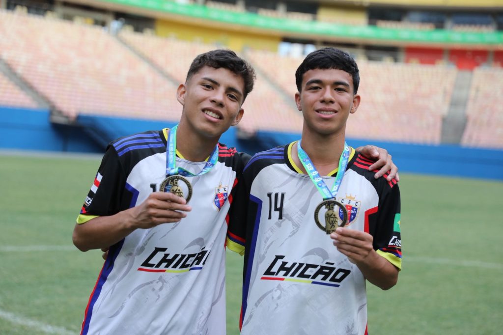 Disputas na Arena da Amazônia marcam o encerramento da 46ª edição do JEAs Informe Manaus Desporto Escolar Italo e Paulo jogadores foto Euzivaldo Queiroz 1024x682 1