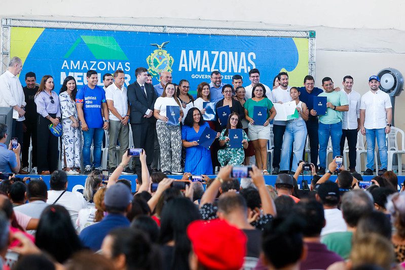 “Esse documento é muito importante para mim”, diz moradora do Conjunto Carlos Braga ao receber título definitivo do imóvel Informe Manaus ENTREGA DE TITULOS