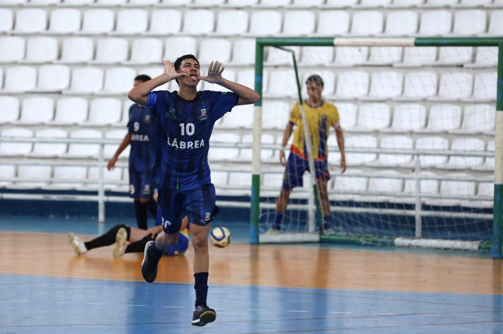 Do Purus para as finais: Lábrea conquista espaço no futsal do JEAs 2025 Informe Manaus Educacao JEAs Futsal Kemenson Foto Euzivaldo Queiroz 1024x680 1