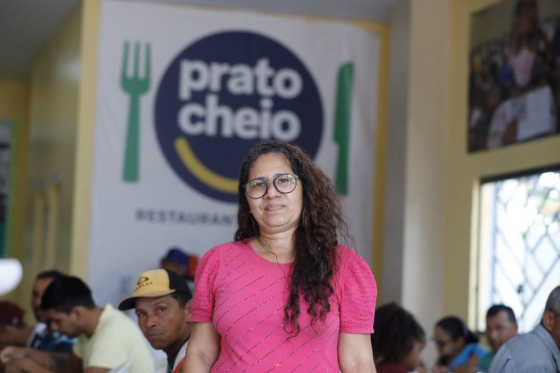 ‘Eu acho muito bom esse programa’, diz beneficiária do Programa Prato Cheio no interior Informe Manaus Eu acho muito bom esse programa diz beneficiaria do Programa Prato Cheio no interior Beneficiaria Lenilde Pinheiro Foto Arthur Castro Secom 4