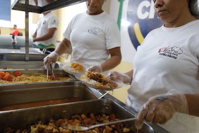 ‘Eu acho muito bom esse programa’, diz beneficiária do Programa Prato Cheio no interior Informe Manaus Eu acho muito bom esse programa diz beneficiaria do Programa Prato Cheio no interior Foto Arthur Castro Secom 2