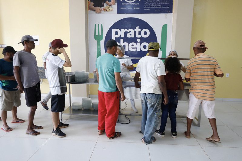‘Eu acho muito bom esse programa’, diz beneficiária do Programa Prato Cheio no interior Informe Manaus Eu acho muito bom esse programa diz beneficiaria do Programa Prato Cheio no interior Foto Arthur Castro Secom 3