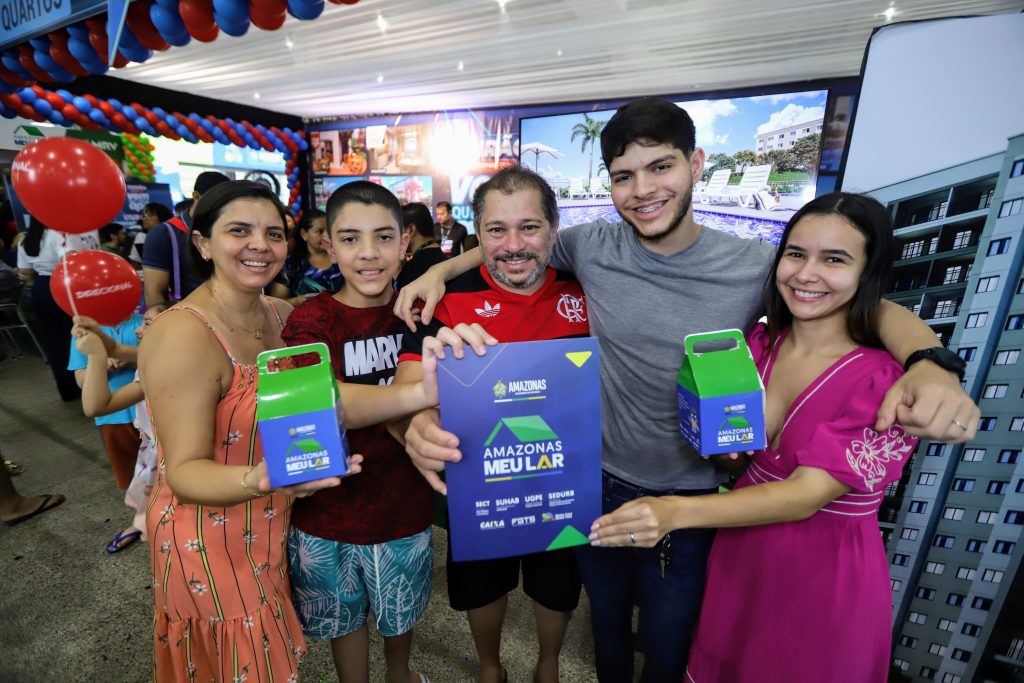 Feirão Amazonas Meu Lar: Governo do Estado destaca o papel do Creci-AM e reforça a importância de corretor registrado Informe Manaus FAMILIA BENEFICIARIO RUAN DAMASCENO FOTO PAULA PESSOA UGPE 1024x683 1