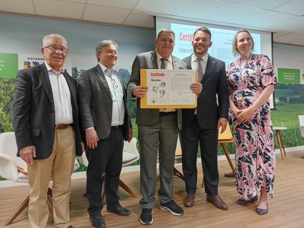 Em Brasília, Amazonas recebe certificado sanitário de estado livre de febre aftosa sem vacinação Informe Manaus FOTO 1 ENTREGA CERTIFICADO AM LIVRE DE FEBRE AFTOSA SEM VACINACAO EM BRASILIA CAETANINHA CAVALCANTI 1024x768 1