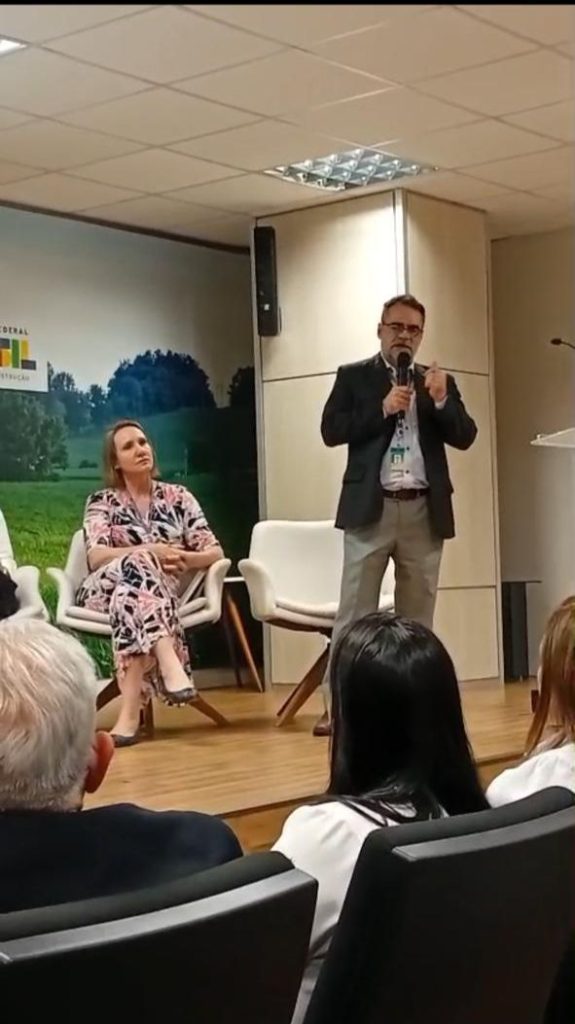 Em Brasília, Amazonas recebe certificado sanitário de estado livre de febre aftosa sem vacinação Informe Manaus FOTO 4 BRUNO DE OLIVEIRA COTTA COORD GERAL TRANSITO QUARENTENA E CERTIFICACAO ANIMAL DO MAPA 575x1024 1