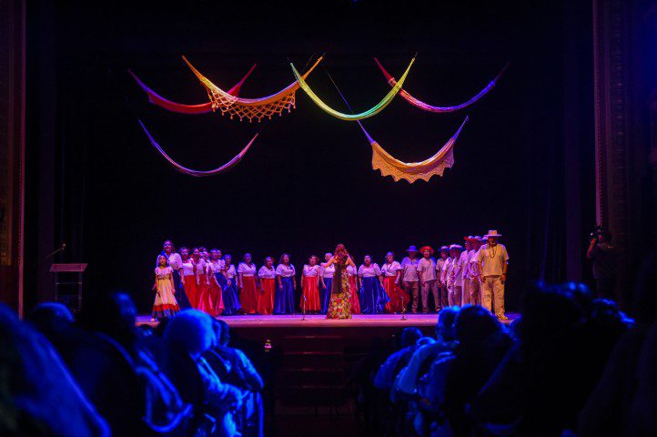Idosos brilham no palco do Teatro Amazonas na 2ª Mostra Cultural da FUnATI Informe Manaus FUnATI Mostra Cultural 2