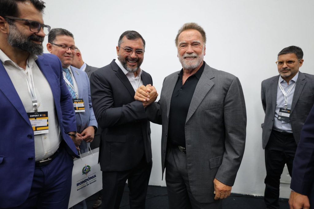 Governador Wilson Lima apresenta a Arnold Schwarzenegger papel estrategico do Amazonas na agenda climatica global e na defesa dos povos da floresta 1 foto Diego Peres Secom 1024x682 1