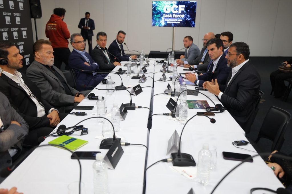 Governador Wilson Lima apresenta a Arnold Schwarzenegger papel estrategico do Amazonas na agenda climatica global e na defesa dos povos da floresta 2 foto Diego Peres Secom 1024x682 1