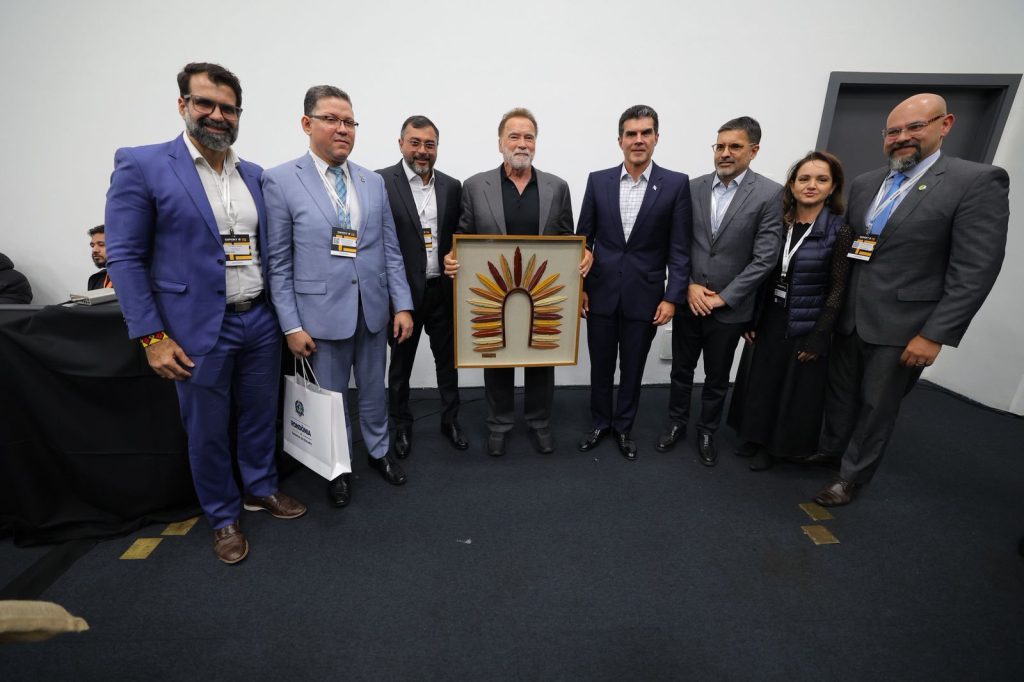 Governador Wilson Lima apresenta a Arnold Schwarzenegger papel estrategico do Amazonas na agenda climatica global e na defesa dos povos da floresta 4 foto Diego Peres Secom 1024x682 1