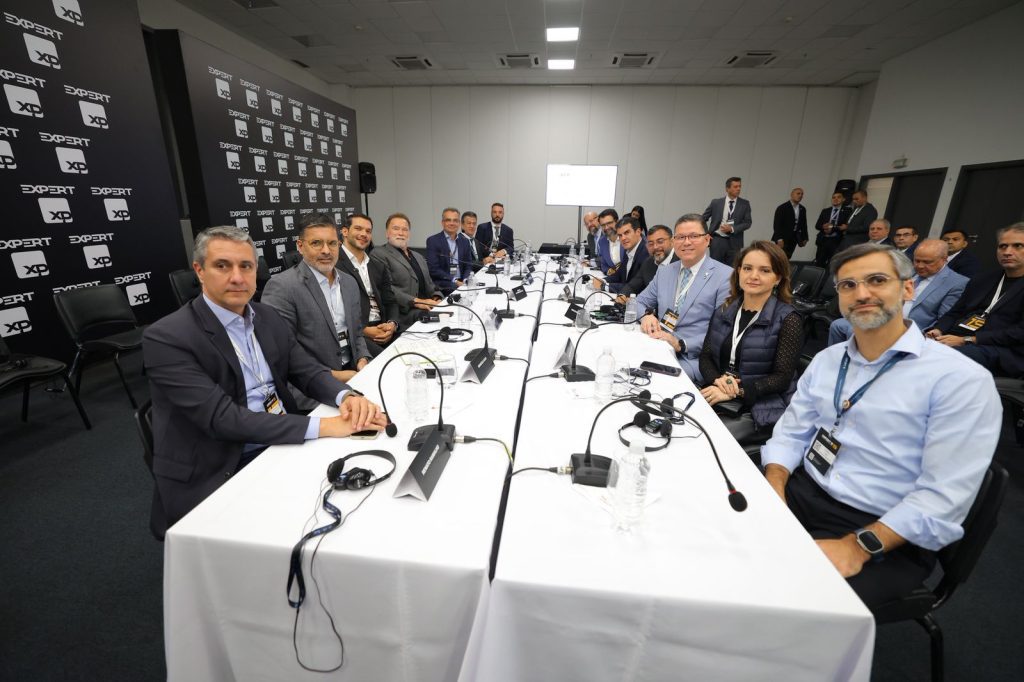 Governador Wilson Lima apresenta a Arnold Schwarzenegger papel estrategico do Amazonas na agenda climatica global e na defesa dos povos da floresta 5 foto Diego Peres Secom 1024x682 1
