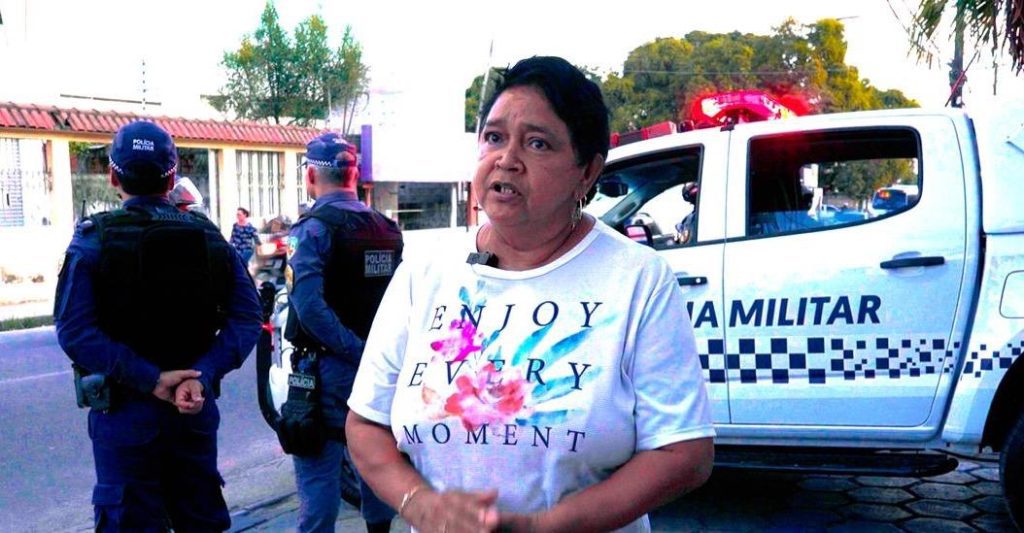 Novas viaturas e motocicletas da Polícia Militar do Amazonas já operam em Manaus e reforçam policiamento ostensivo Informe Manaus PMAM MORADORA MARIA MARLENE FOTO ANTONIO FAUSTINO SECOM 1024x533 1