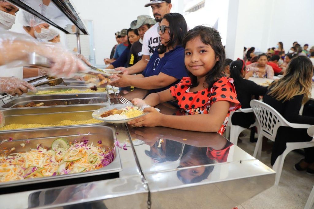 Prato Cheio: Refeições de qualidade contemplam os beneficiários em dois diferentes serviços Informe Manaus PRATO CHEIO RESTAURANTE X COZNHA 2 1024x682 1