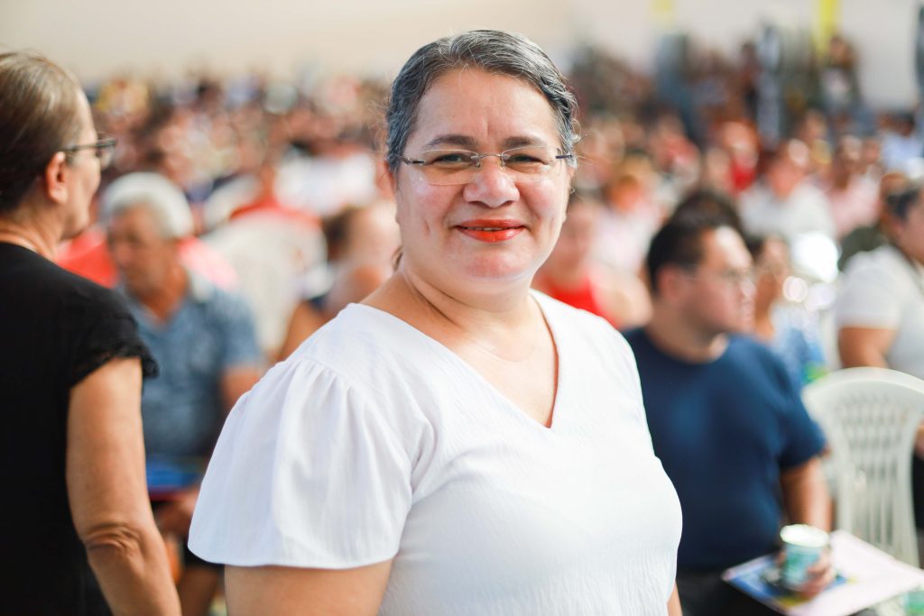 “Esse documento é muito importante para mim”, diz moradora do Conjunto Carlos Braga ao receber título definitivo do imóvel Informe Manaus ROSILANE SANTOS 1024x683 1