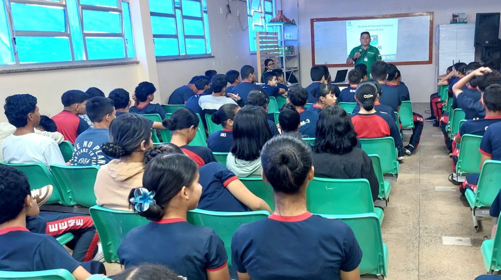 Ipaam conclui campanha contra queimadas em Autazes e atende mais de mil alunos Informe Manaus Equipe do Ipaam durante palestra em Autazes Foto 1 Divulgacao Ipaam 01 08 2025 1024x573 1
