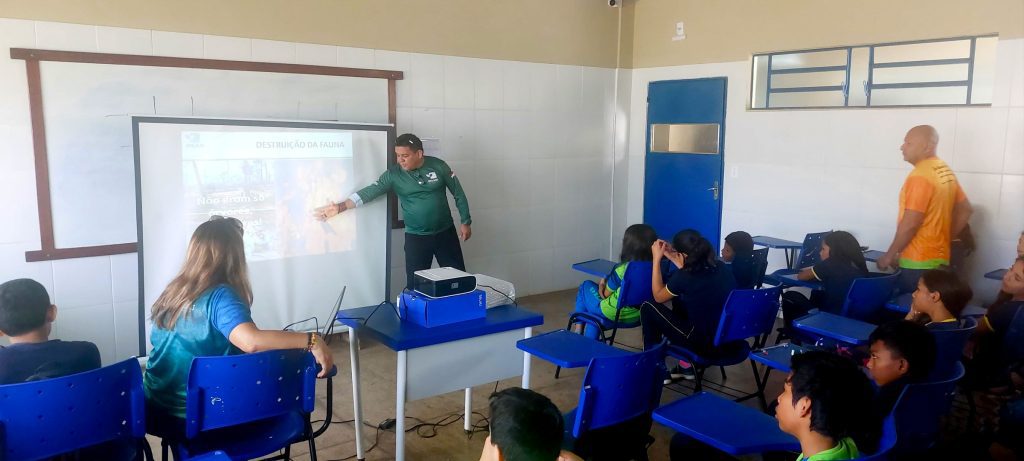 Ipaam conclui campanha contra queimadas em Autazes e atende mais de mil alunos Informe Manaus Equipe do Ipaam durante palestra em Autazes Foto 2 Divulgacao Ipaam 01 08 2025 1024x461 1