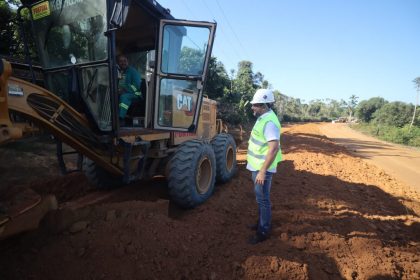 Governador Wilson Lima vistoria obras de pavimentacao nos ramais da Cooperativa e do Pau Rosa na zona rural de Manaus 1 Foto Lucas Silva Amazonastur 1024x682 1