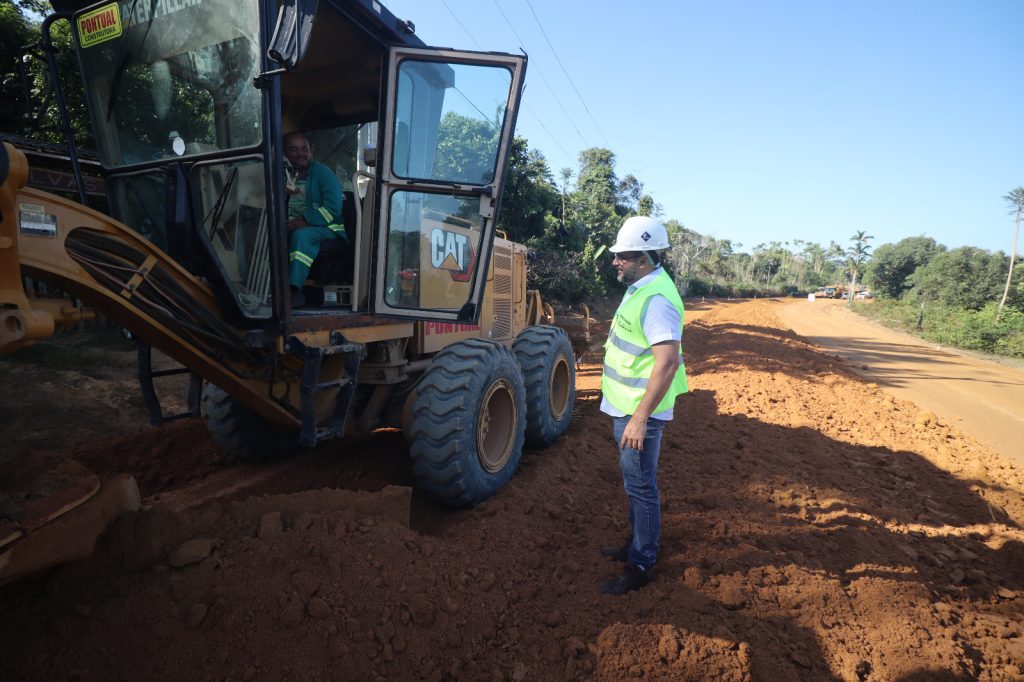 Governador Wilson Lima vistoria obras de pavimentação nos ramais da Cooperativa e do Pau Rosa, na zona rural de Manaus Informe Manaus Governador Wilson Lima vistoria obras de pavimentacao nos ramais da Cooperativa e do Pau Rosa na zona rural de Manaus 1 Foto Lucas Silva Amazonastur 1024x682 1