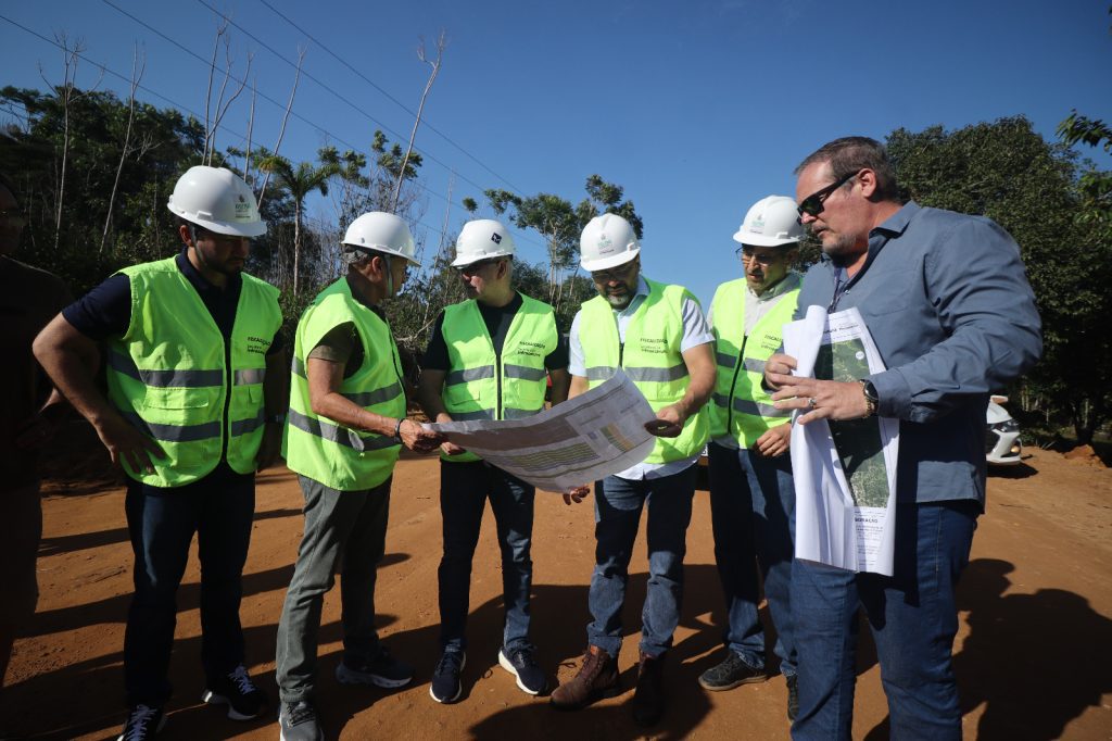 Governador Wilson Lima vistoria obras de pavimentação nos ramais da Cooperativa e do Pau Rosa, na zona rural de Manaus Informe Manaus Governador Wilson Lima vistoria obras de pavimentacao nos ramais da Cooperativa e do Pau Rosa na zona rural de Manaus 2 Foto Lucas Silva Amazonastur 1024x682 1