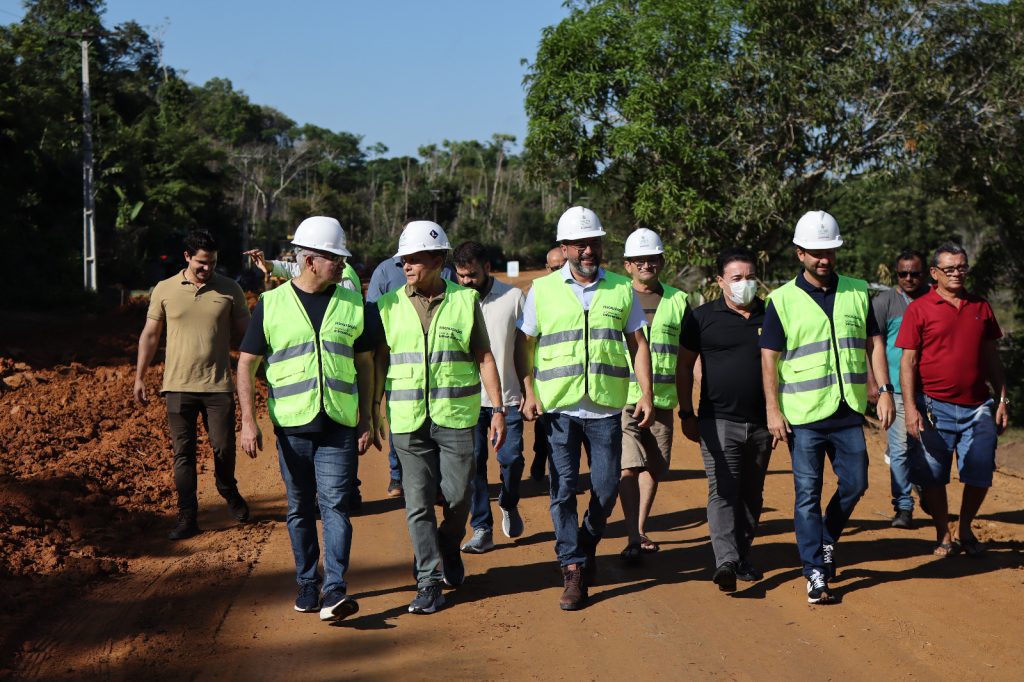 Governador Wilson Lima vistoria obras de pavimentação nos ramais da Cooperativa e do Pau Rosa, na zona rural de Manaus Informe Manaus Governador Wilson Lima vistoria obras de pavimentacao nos ramais da Cooperativa e do Pau Rosa na zona rural de Manaus 3 Foto Lucas Silva Amazonastur 1024x682 1