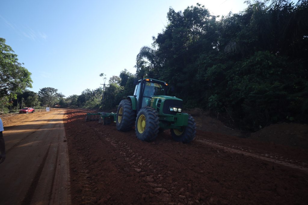 Governador Wilson Lima vistoria obras de pavimentação nos ramais da Cooperativa e do Pau Rosa, na zona rural de Manaus Informe Manaus Governador Wilson Lima vistoria obras de pavimentacao nos ramais da Cooperativa e do Pau Rosa na zona rural de Manaus 4 Foto Lucas Silva Amazonastur 1024x682 1