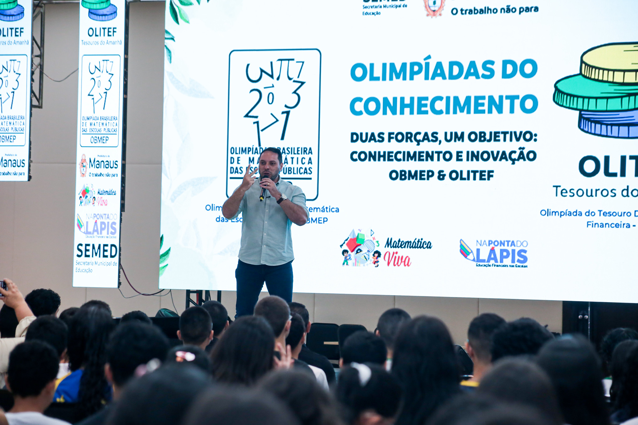 Prefeitura de Manaus premia mais de 400 estudantes nas Olimpíadas do Conhecimento em cerimônia no Plaza Shopping