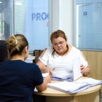 Endividamento atinge 49,9% das famílias e leva Procon-AM a reforçar orientação sobre crédito
