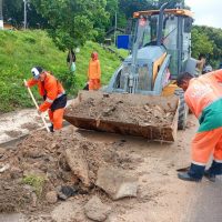 Obras de drenagem e reconstrói calçada na rua José Romão